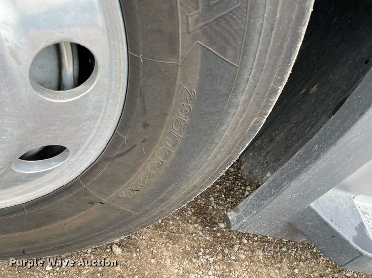 image for item NY9884 2018 Freightliner Cascadia 126SLP  semi truck