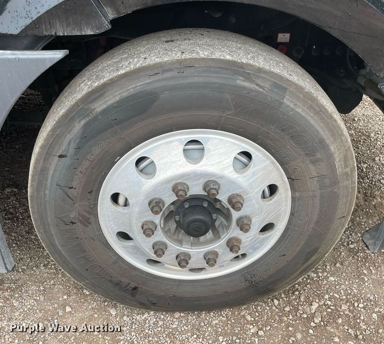 image for item NY9884 2018 Freightliner Cascadia 126SLP  semi truck