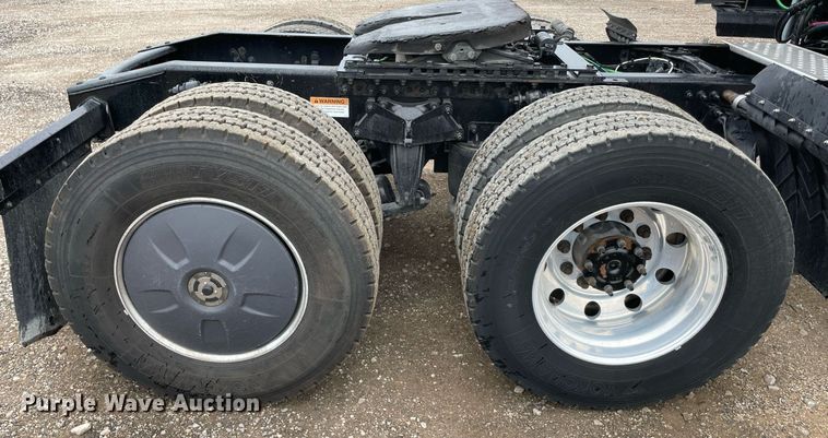 image for item NY9884 2018 Freightliner Cascadia 126SLP  semi truck