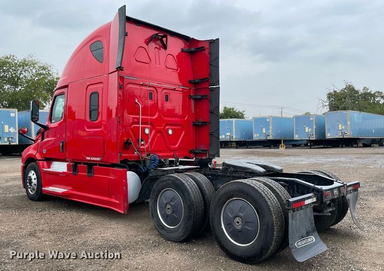 image for item NY9885 2018 Freightliner Cascadia 126SLP  semi truck
