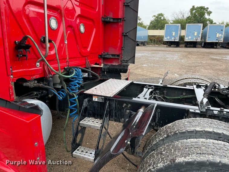 image for item NY9885 2018 Freightliner Cascadia 126SLP  semi truck