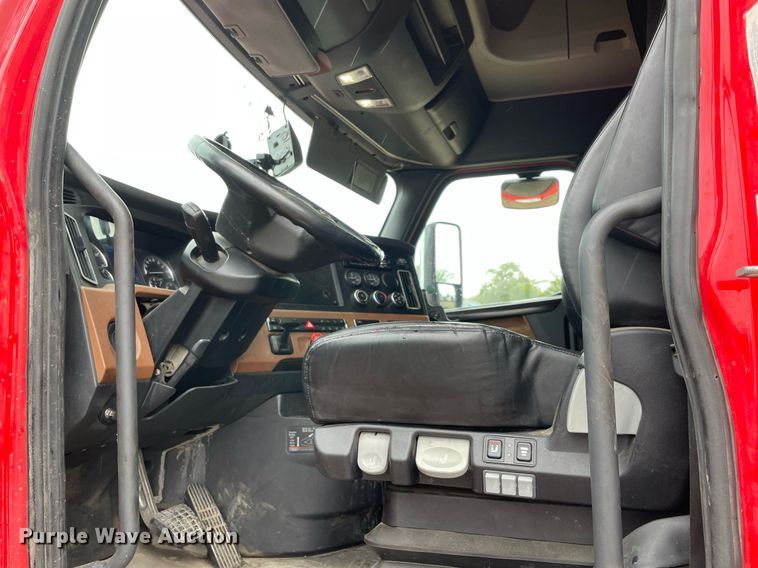 image for item NY9885 2018 Freightliner Cascadia 126SLP  semi truck