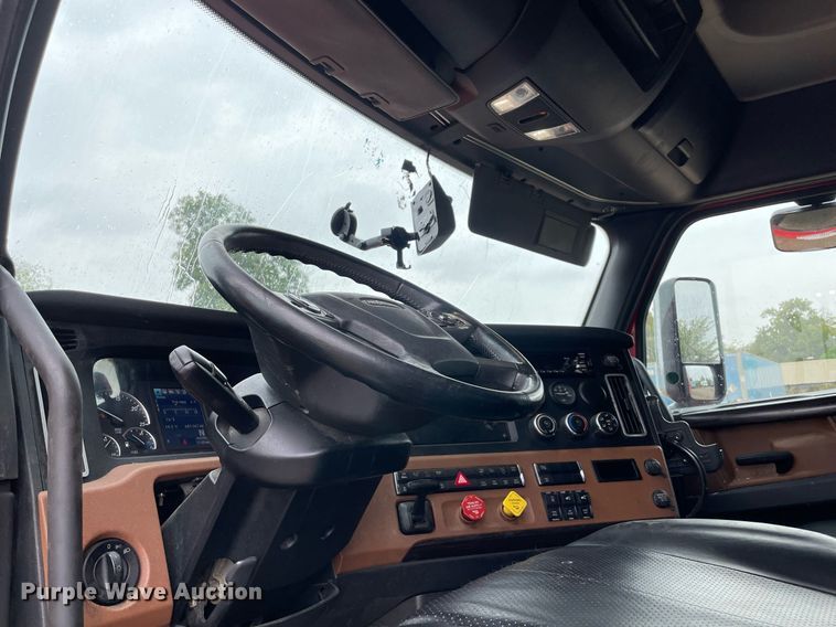 image for item NY9885 2018 Freightliner Cascadia 126SLP  semi truck