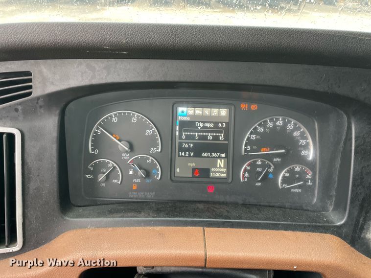 image for item NY9885 2018 Freightliner Cascadia 126SLP  semi truck