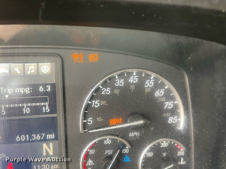 image for item NY9885 2018 Freightliner Cascadia 126SLP  semi truck