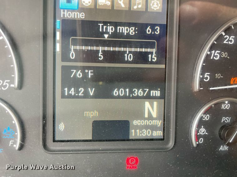 image for item NY9885 2018 Freightliner Cascadia 126SLP  semi truck