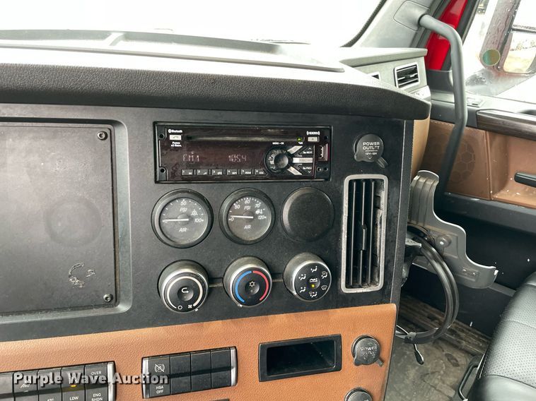 image for item NY9885 2018 Freightliner Cascadia 126SLP  semi truck