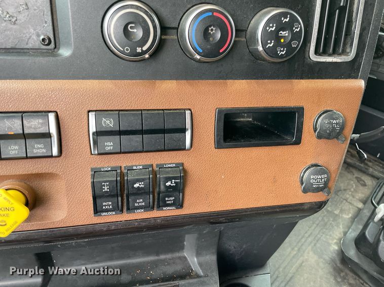 image for item NY9885 2018 Freightliner Cascadia 126SLP  semi truck