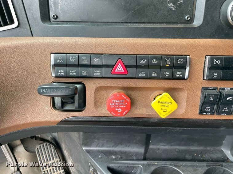 image for item NY9885 2018 Freightliner Cascadia 126SLP  semi truck