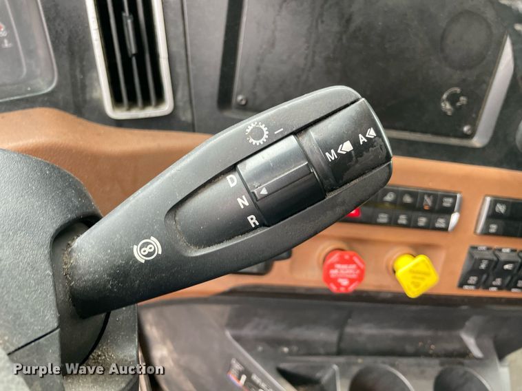 image for item NY9885 2018 Freightliner Cascadia 126SLP  semi truck