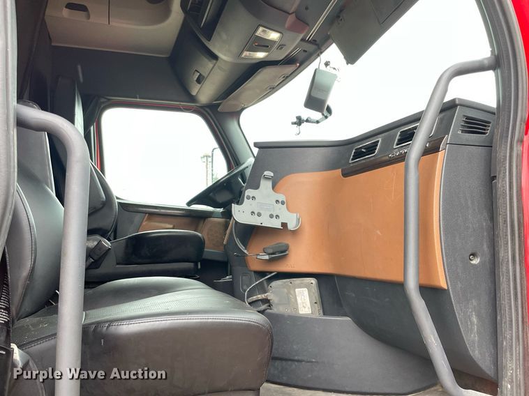 image for item NY9885 2018 Freightliner Cascadia 126SLP  semi truck