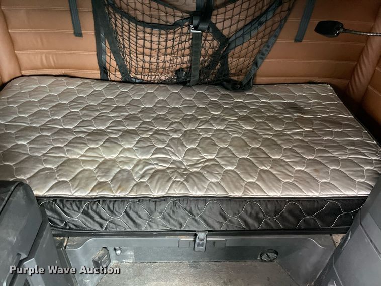 image for item NY9885 2018 Freightliner Cascadia 126SLP  semi truck