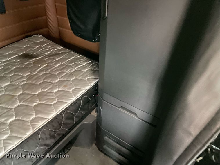 image for item NY9885 2018 Freightliner Cascadia 126SLP  semi truck