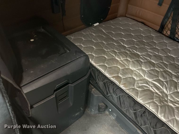 image for item NY9885 2018 Freightliner Cascadia 126SLP  semi truck