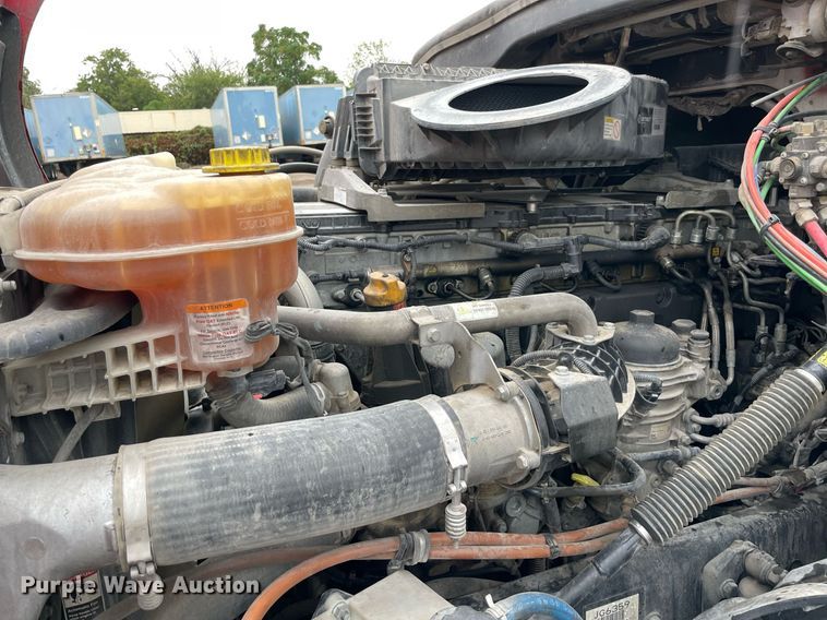 image for item NY9885 2018 Freightliner Cascadia 126SLP  semi truck