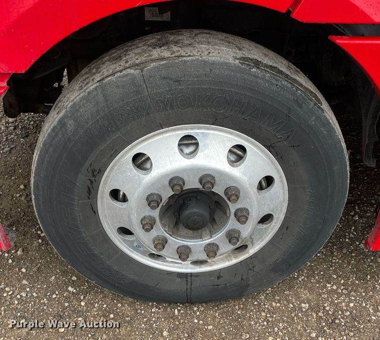 image for item NY9885 2018 Freightliner Cascadia 126SLP  semi truck