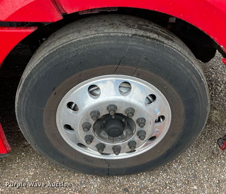 image for item NY9885 2018 Freightliner Cascadia 126SLP  semi truck