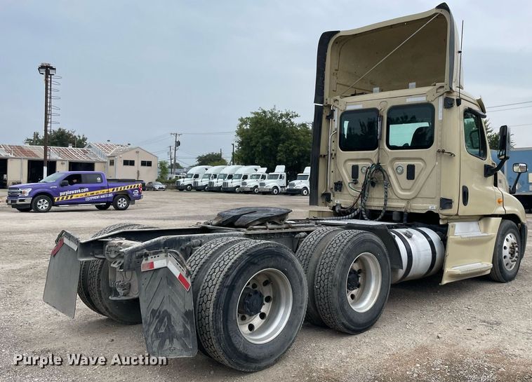 image for item NY9886 2014 Freightliner Cascadia 125  semi truck