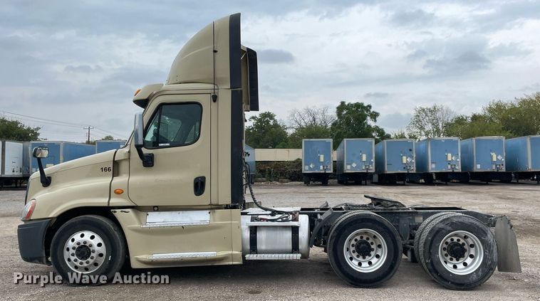 image for item NY9886 2014 Freightliner Cascadia 125  semi truck