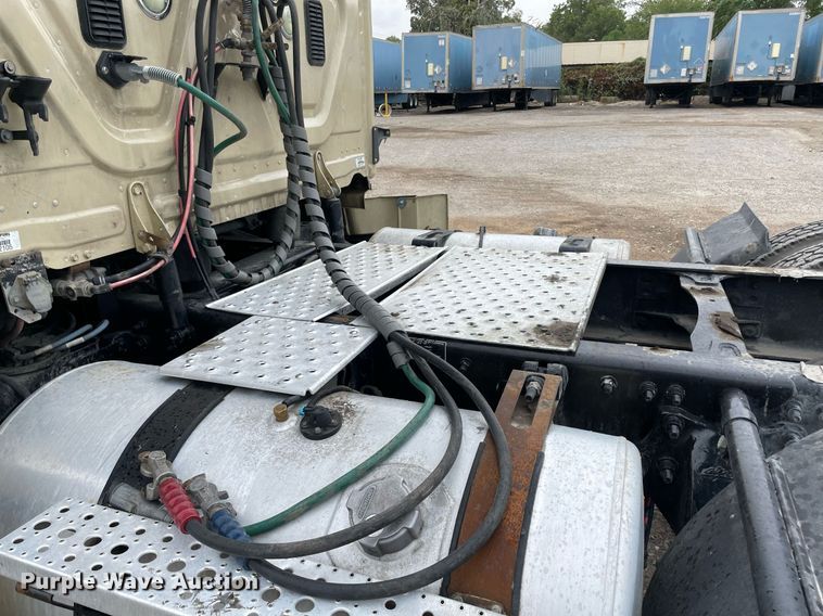 image for item NY9886 2014 Freightliner Cascadia 125  semi truck