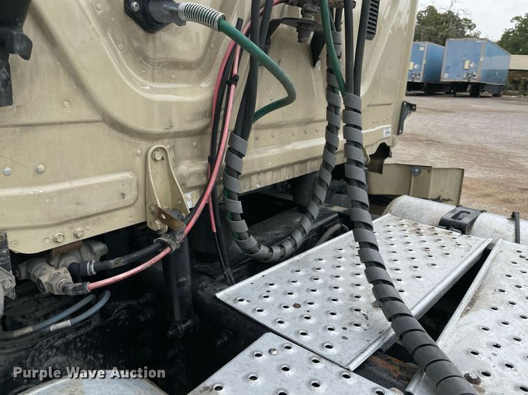 image for item NY9886 2014 Freightliner Cascadia 125  semi truck