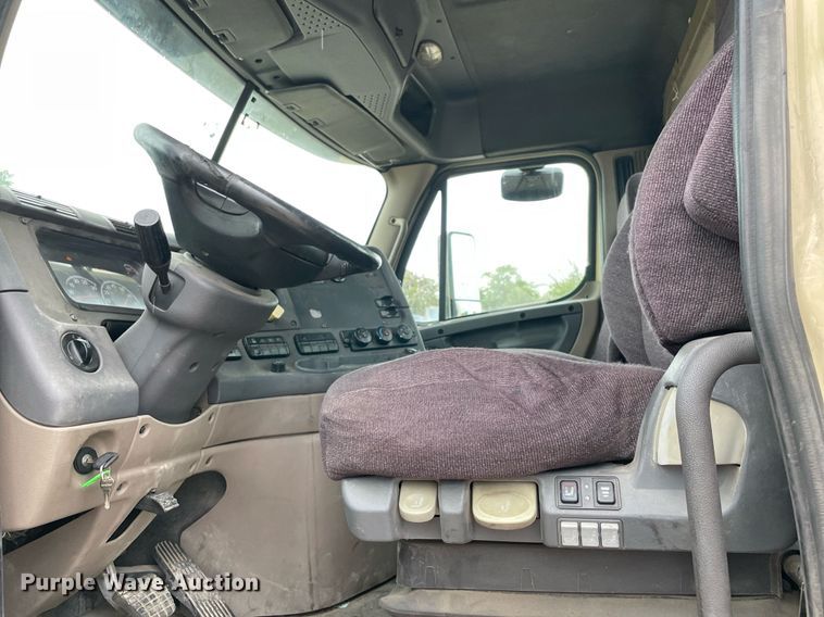 image for item NY9886 2014 Freightliner Cascadia 125  semi truck