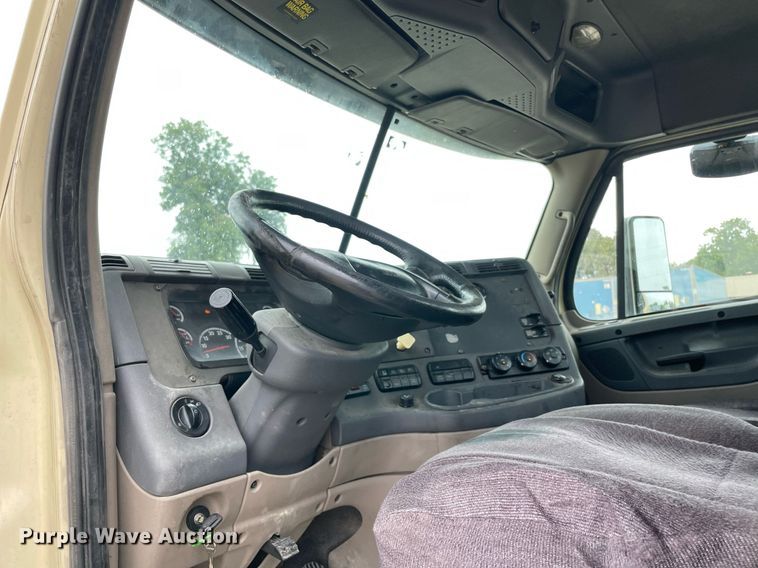 image for item NY9886 2014 Freightliner Cascadia 125  semi truck