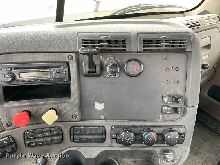 image for item NY9886 2014 Freightliner Cascadia 125  semi truck