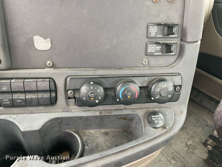 image for item NY9886 2014 Freightliner Cascadia 125  semi truck