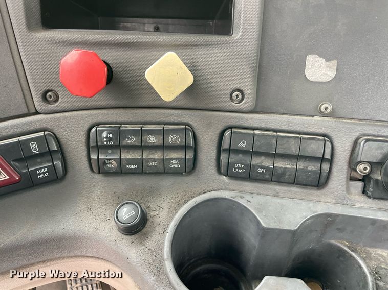 image for item NY9886 2014 Freightliner Cascadia 125  semi truck