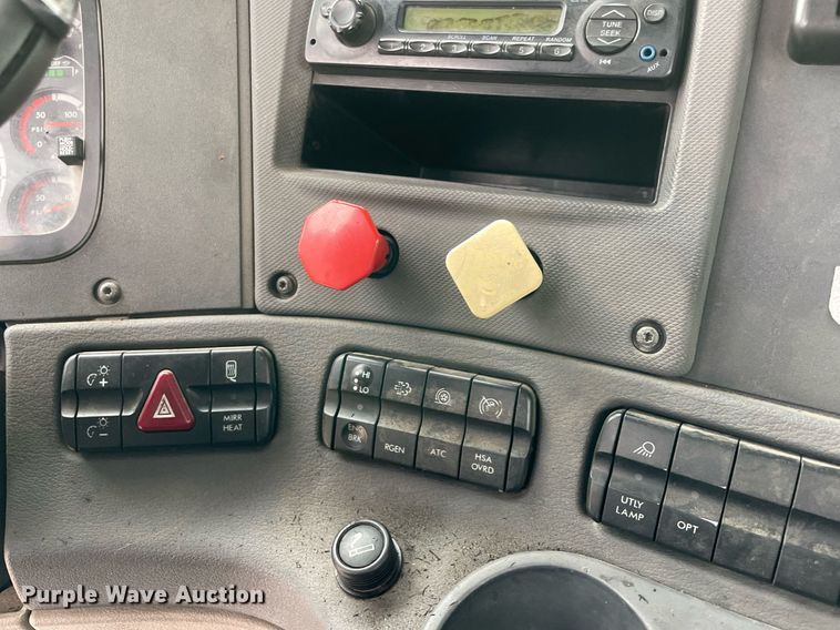 image for item NY9886 2014 Freightliner Cascadia 125  semi truck