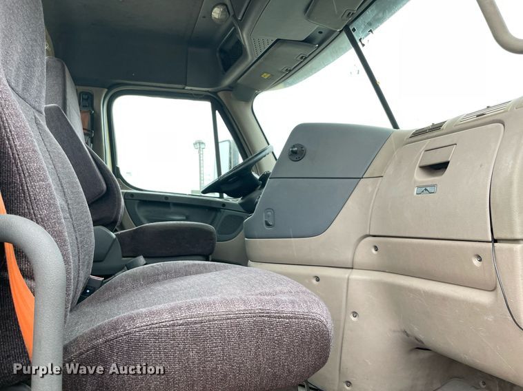 image for item NY9886 2014 Freightliner Cascadia 125  semi truck