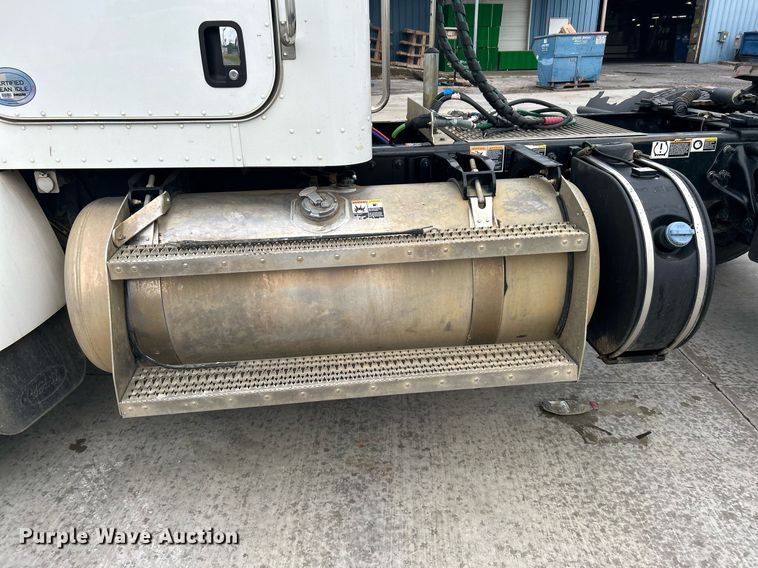 image for item DJ6335 2018 Peterbilt 337  semi truck