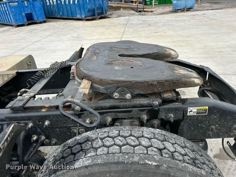 image for item DJ6335 2018 Peterbilt 337  semi truck