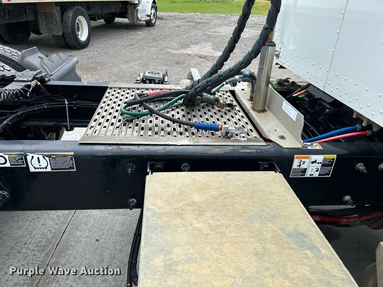 image for item DJ6335 2018 Peterbilt 337  semi truck