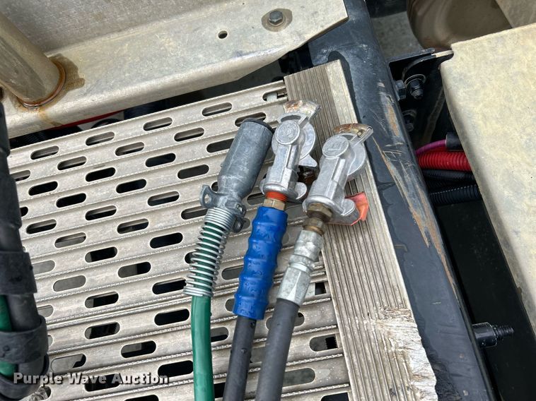 image for item DJ6335 2018 Peterbilt 337  semi truck