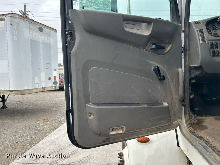 image for item DJ6335 2018 Peterbilt 337  semi truck