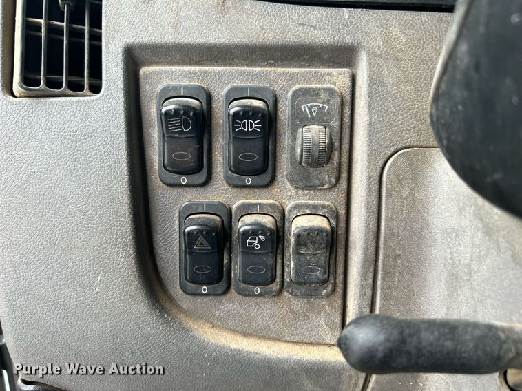 image for item DJ6335 2018 Peterbilt 337  semi truck