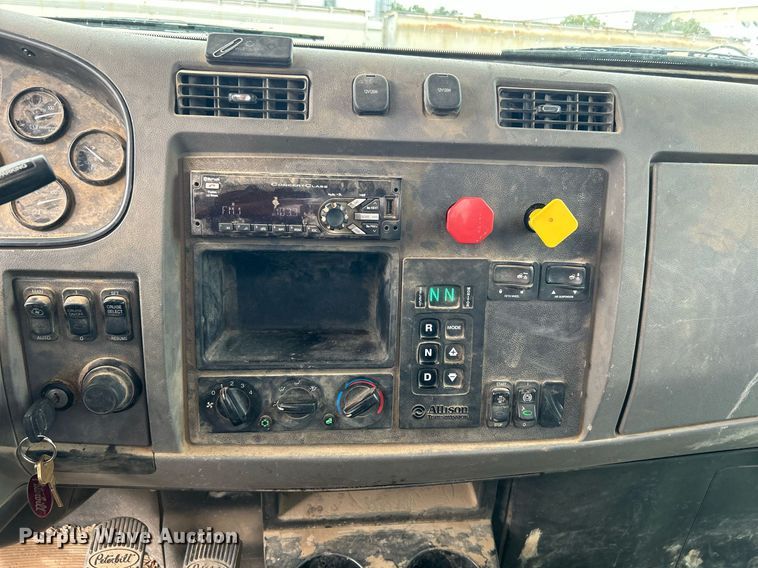 image for item DJ6335 2018 Peterbilt 337  semi truck