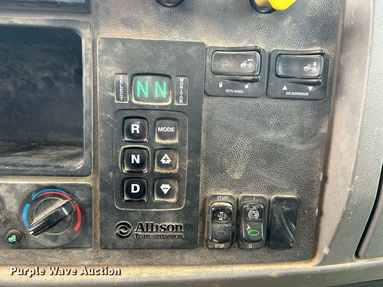 image for item DJ6335 2018 Peterbilt 337  semi truck