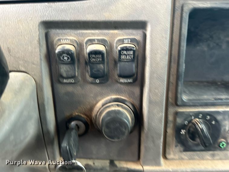 image for item DJ6335 2018 Peterbilt 337  semi truck