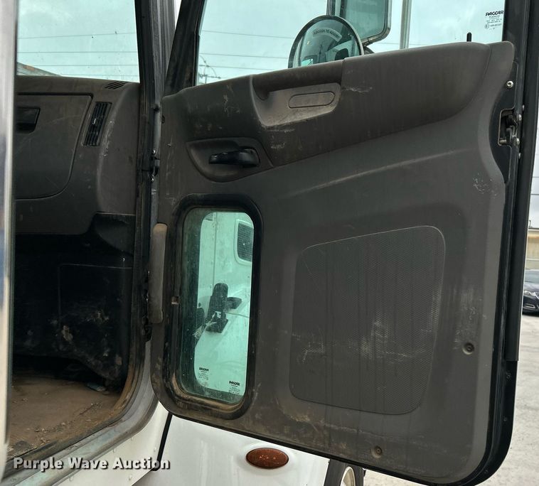 image for item DJ6335 2018 Peterbilt 337  semi truck