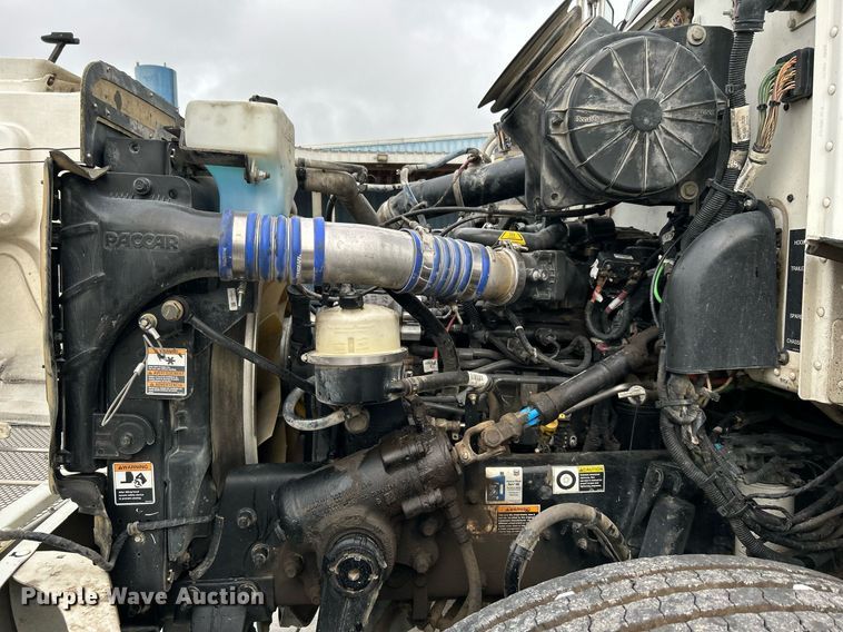 image for item DJ6335 2018 Peterbilt 337  semi truck