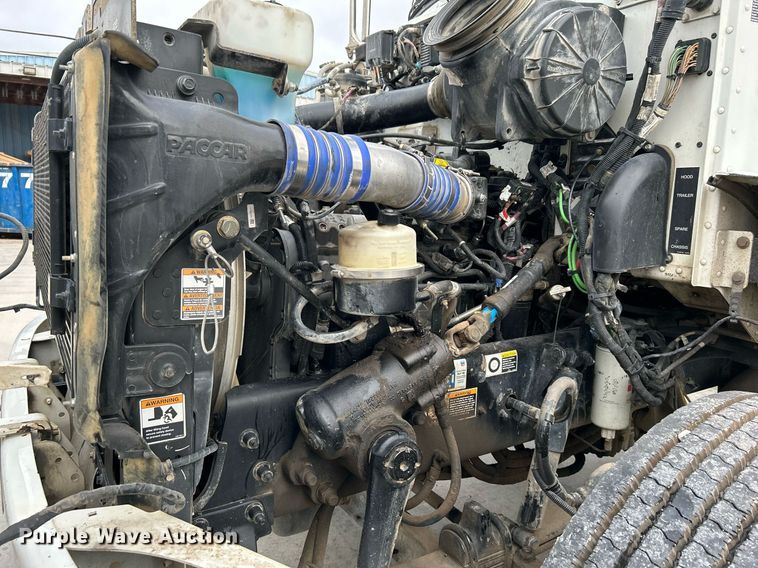 image for item DJ6335 2018 Peterbilt 337  semi truck