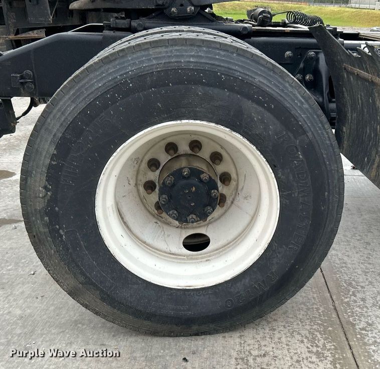 image for item DJ6335 2018 Peterbilt 337  semi truck