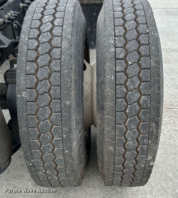 image for item DJ6335 2018 Peterbilt 337  semi truck