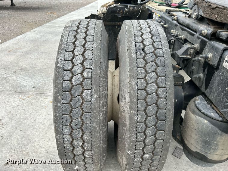 image for item DJ6335 2018 Peterbilt 337  semi truck