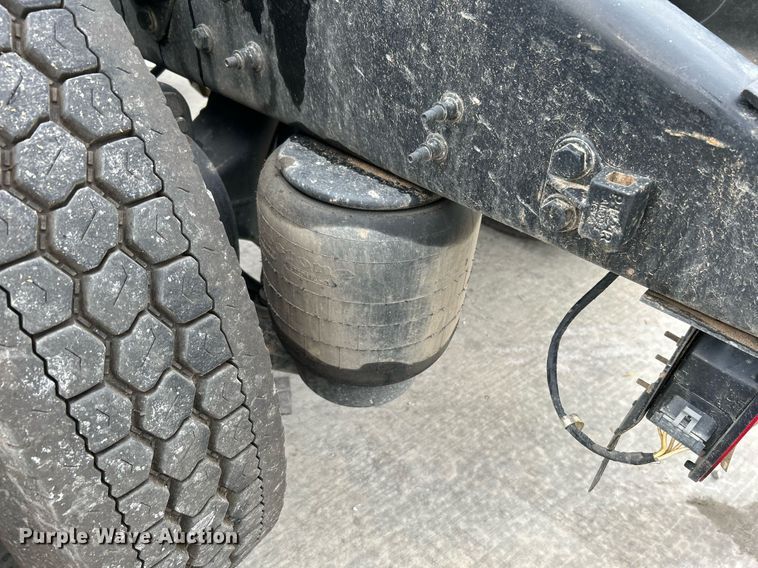 image for item DJ6335 2018 Peterbilt 337  semi truck