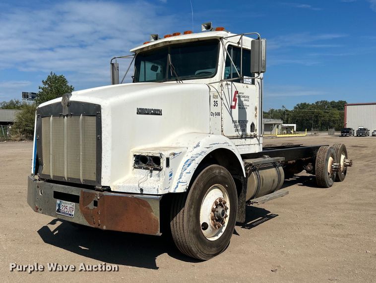 image for item DJ6339 1989 Kenworth T800  truck cab and chassis