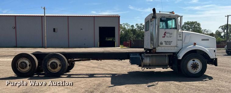 image for item DJ6339 1989 Kenworth T800  truck cab and chassis